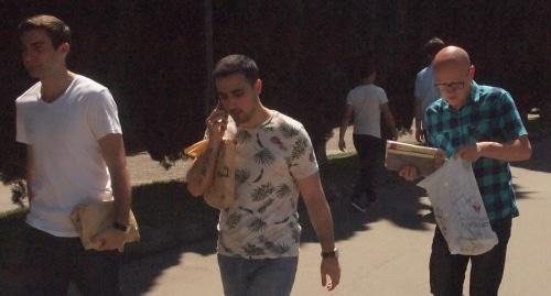 Посетители книжной ярмарки с книгами. Фото Беслана Кмузова для "Кавказского узла".