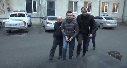 Давид Киркитадзе (в центре). Скриншот видео https://1tv.ge/ru/news/mvd-rasprostranjaet-oficialnuju-informaciju-videomaterial-zaderzhanija-davida-kirkitadze/ Давид Киркитадзе (в центре). Скриншот видео https://1tv.ge/ru/news/mvd-rasprostranjaet-oficialnuju-informaciju-videomaterial-zaderzhanija-davida-kirkitadze/