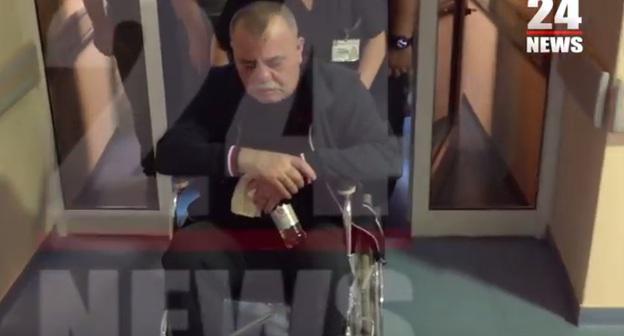 Манвел Григорян в инвалидной коляске. Фото: скриншот с видео на Youtube-канале 24TV https://www.youtube.com/watch?time_continue=2&v=9D-VaOKmM4M
