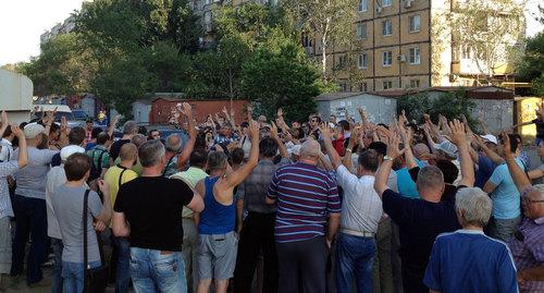 Народный сход на улице Рылеева в Астрахани. Фото Алены Садовской для "Кавказского узла"
