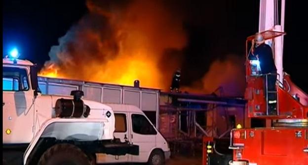 Пожарные тушат огонь на рынке в Тбилиси. Скриншот видео канала 
Georgian Broadcaster
https://www.youtube.com/watch?time_continue=10&v=gFESmKuMEX8