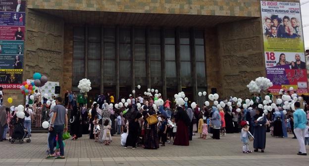 Зрители благотворительного показа спектакля "Алишка в стране игр" перед "Русским театром". Фото Ильяса Капиева для "Кавказского узла"