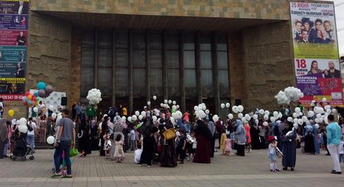 Зрители благотворительного показа спектакля "Алишка в стране игр" перед "Русским театром". Фото Ильяса Капиева для "Кавказского узла"