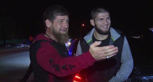  Рамзан Кадыров (слева) и Хабиб Нурмагомедов. Кадр из видео пользователя ЧЕЧНЯ 95 https://www.youtube.com/watch?v=G7W60y3IljE
