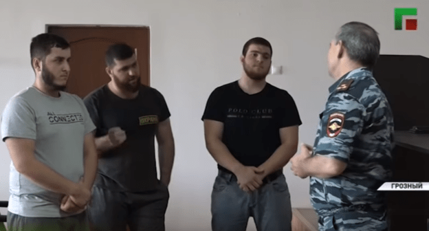 Полковник полиции отчитывает трех жителей Чечни за употребление спиртного. Скриншот видео ГТРК "Грозный" https://youtu.be/DmrIc4uA8tk