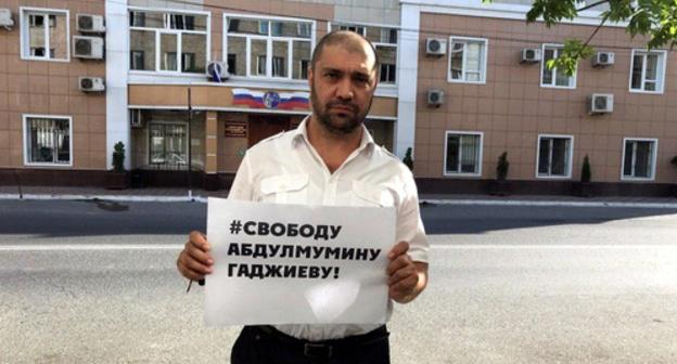 Учредитель "Черновика" Магди-Магомед Камалов проводит одиночный пикет в поддержку Абдулмумина Гаджиева. Махачкала, 15 июня 2019 года. Фото Патимат Махмудовой для "Кавказского узла".