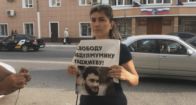 Ответственный секретарь газеты "Черновик" Эльнара Агатова проводит одиночный пикет в поддержку Абдулмумина Гаджиева. Махачкала, 15 июня 2019 года. Скриншот с видео "Кавказского узла".