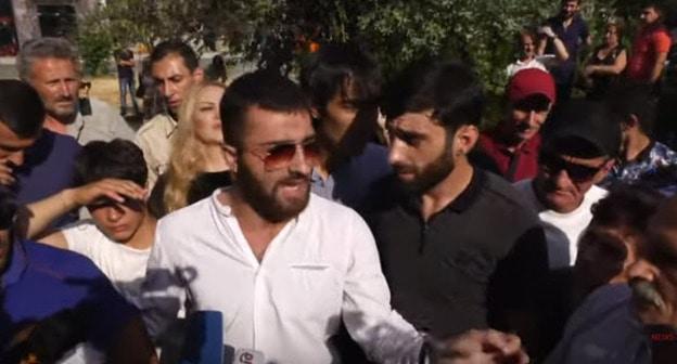 Акция протеста противников бывшего президента Армении Роберта Кочаряна у здания Апелляционного суда в Ереване. Скриншот видео пользователя NewsamChannel https://www.youtube.com/watch?time_continue=7&v=Ue53r0LzM2Y