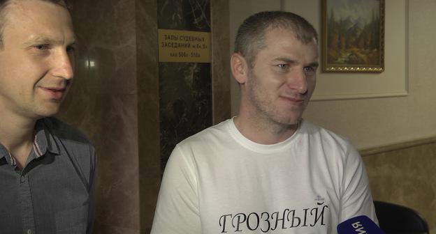 Мовсур Хасаев (справа). Скриншот видео Дан Пивоваров https://www.youtube.com/watch?v=vYjGVvFpJxE