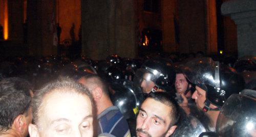 Войска спецназа перед зданием парламент во время акции протеста в Тбилиси за отставку глав МВД и Службы госбезопасности в Тбилиси. Фото Беслана Кмузоваа для "Кавказского узла"