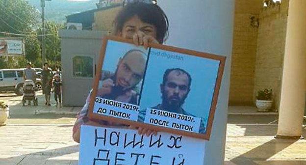 Зейнаб Курбанова в одиночном пикете у здания горотдела полиции Дербента. Фото предоставлено Еленой Барзукаевой.