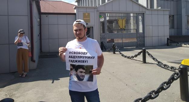 Журналист Арсен Магомедов проводит одиночный пикет. Махачкала, 22 июня 2019 года. Фото Ильяса Капиева для "Кавказского узла"