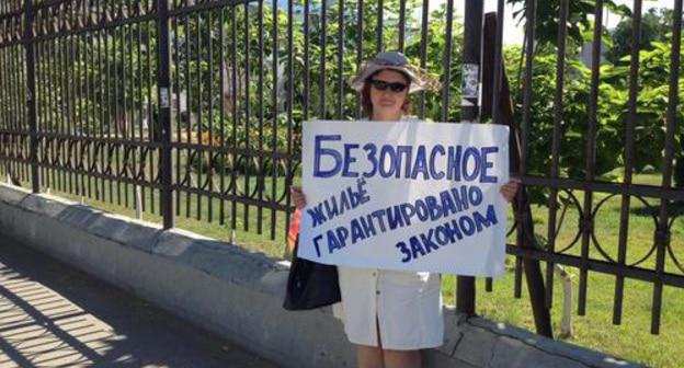 Одиночный пикет в Астрахани. Фото Алены Садовской для "Кавказского узла"