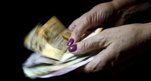 Азербайджанские манаты. Фото: REUTERS/David Mdzinarishvili