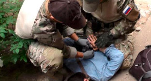 Задержание. Фото Пресс-служба НАК http://nac.gov.ru/terrorizmu-net/presechena-deyatelnost-zakonspirirovannoy-yacheyki.html