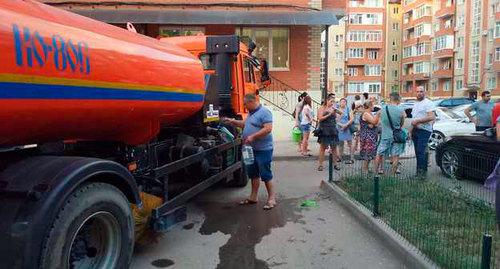 Цистерна с водой в поселке Краснодарский. Фото: пресс-служба администрации Краснодара https://krd.ru/novosti/glavnye-novosti/news_25062019_203142.html Цистерна с водой в поселке Краснодарский. Фото: пресс-служба администрации Краснодара https://krd.ru/novosti/glavnye-novosti/news_25062019_203142.html