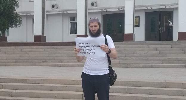 Журналист Идрис Юсупов на пикете в Международный день защиты жертв пыток в Махачкале 26 июня 2019 года. Фото Ильяса Капиева для "Кавказского узла"
