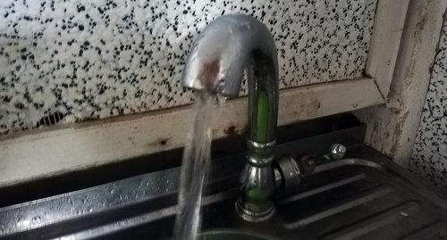 Поток воды из крана. Фото Нины Тумановой для "Кавказского узла" Поток воды из крана. Фото Нины Тумановой для "Кавказского узла"