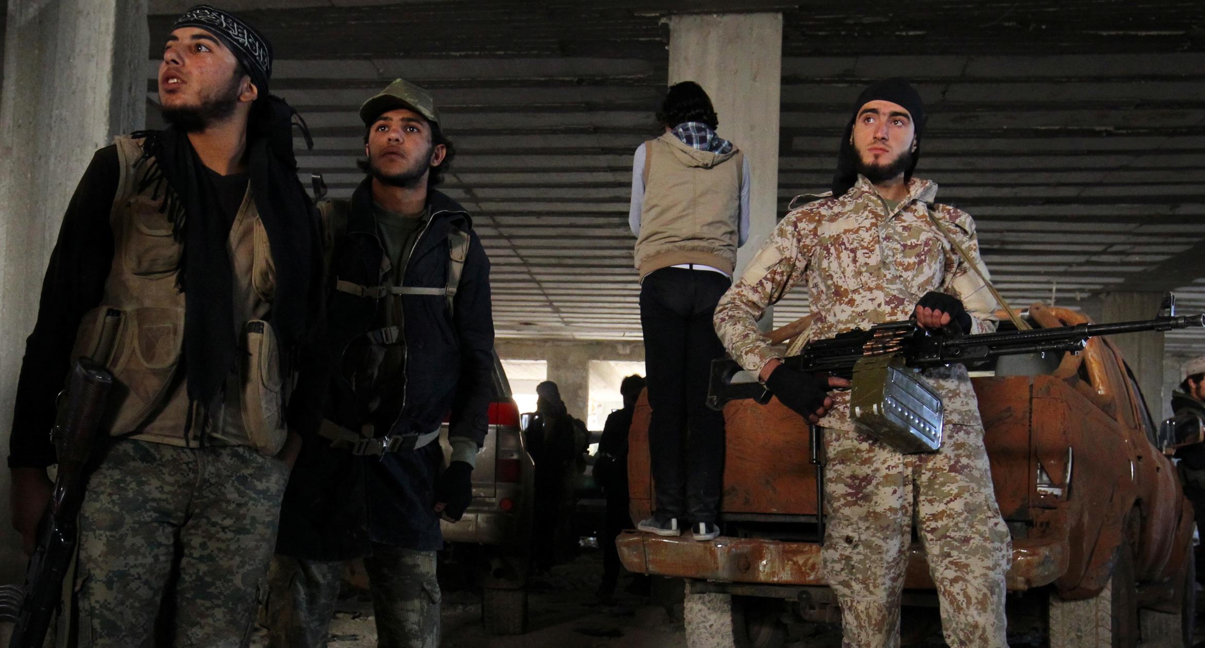 Участники войны в Сирии. Ноябрь 2016 года, Сирия. Фото: REUTERS/Ammar Abdullah Участники войны в Сирии. Ноябрь 2016 года, Сирия. Фото: REUTERS/Ammar Abdullah