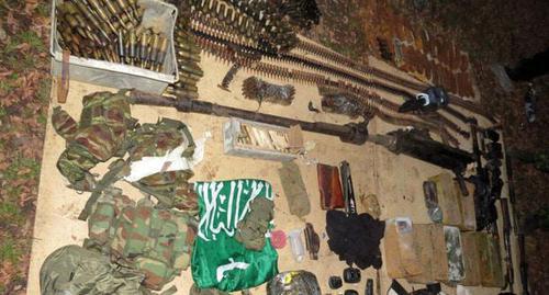 Схрон с оружием . Фото http://nac.gov.ru/kontrterroristicheskie-operacii/v-ingushetii-obnaruzhen-banditskiy-shron-s.html