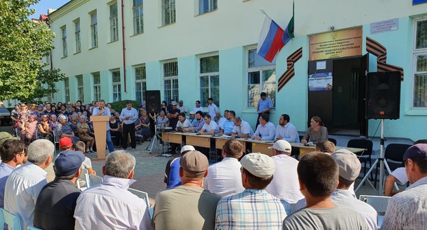 Сход в поселке Сулак 5 июля 2019 года. Фото Аси Капаевой для "Кавказского узла"