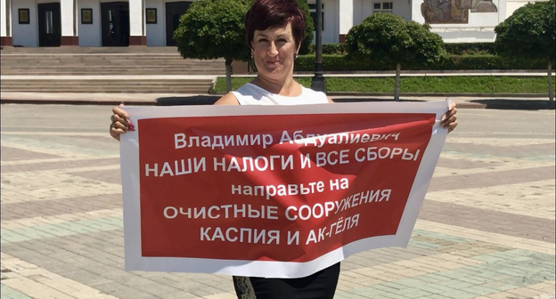 Организатор акции Лариса Бачиева. Махачкала, 8 июля 2019 года. Фото Патимат Махмудовой для "Кавказского узла"