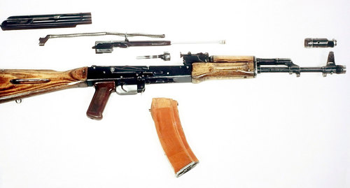 Автомат Калашникова. Фото https://ru.wikipedia.org/wiki/Автомат_Калашникова#/media/Файл:AK-74_DA-ST-89-06610.jpg