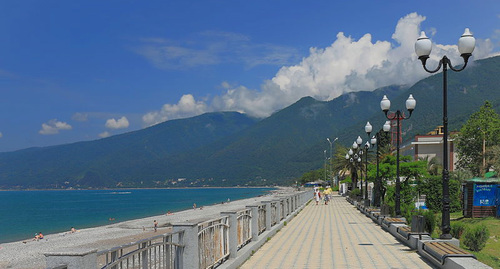 Набережная Гагры. Фото: Hons084 / Wikimedia Commons