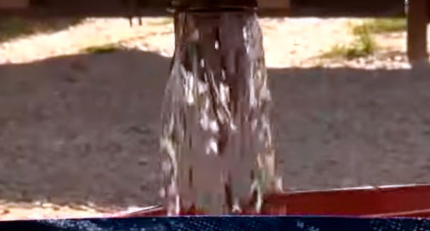 Источник  в селе Ишхой-Юрт. Фото: скриншот видео ЧГТРК "Грозный"
http://newsvideo.su/video/11010204