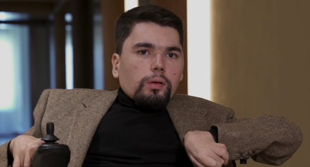  Скриншот видео "Автор "Сталингулага" раскрыл свое имя. Интервью Би-би-си" https://www.youtube.com/watch?time_continue=112&v=yMk1Rj9iVx8