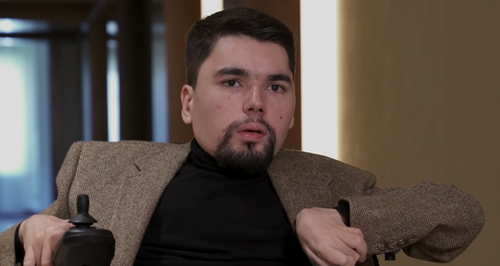  Скриншот видео "Автор "Сталингулага" раскрыл свое имя. Интервью Би-би-си" https://www.youtube.com/watch?time_continue=112&v=yMk1Rj9iVx8