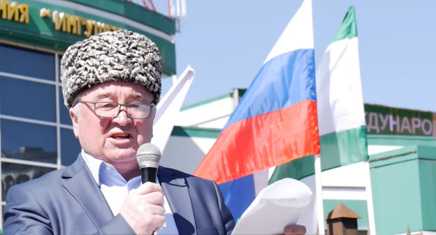 Малсаг Ужахов выступает на мартовском митинге в Магасе. Скриншот видео 
Фортанга Org https://www.youtube.com/watch?v=qfFMlE02KJw