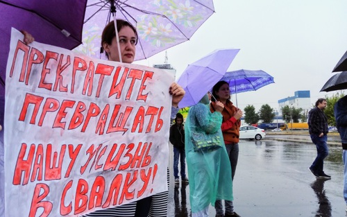 Участники митинга в Ростове-на-Дону 13 июля 2019 года с плакатами. Фото Константина Волгина для "Кавказского узла"