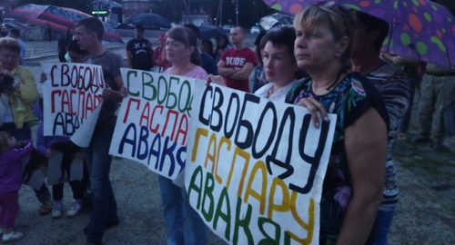 Плакаты участников митинга в поддержку блогера Гаспара Авакяна. Фото Константина Волгина для "Кавказского узла".