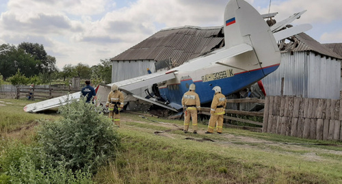 Падение легкомоторного самолета на частный дом в станице Новощедринская. Чечня, 16 июля 2019 г. Фото: Пресс-служба МЧС России http://95.mchs.gov.ru