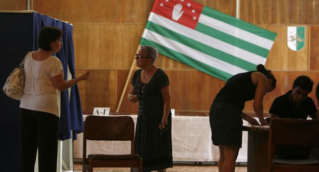 На избирательном участке в Абхазии. Фото: REUTERS/Kazbek Basayev