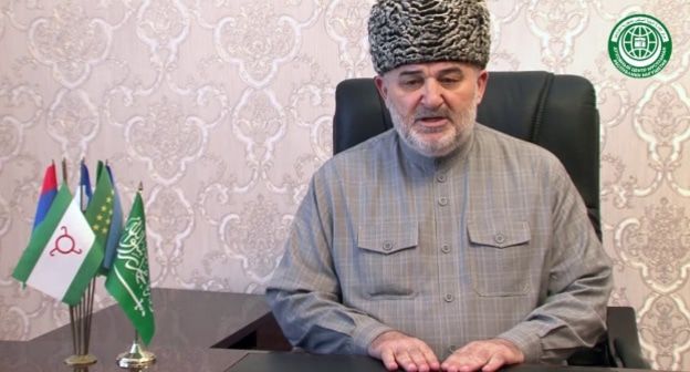 Иса Хамхоев. Стоп-кадр видео канала Духовный центр мусульман РИ
https://www.youtube.com/watch?v=LO_WgNqss8U