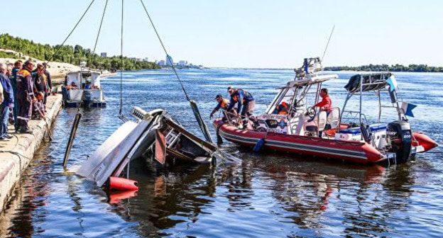 Поднятие катамарана, потерпевшего крушение в Волгограде. Фото : ГУ МЧС РФ по Волгоградской области