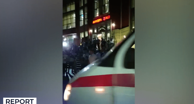 Скорая у дворца торжеств в Ширване 19 июля 2019 года. Скриншот видео https://youtu.be/oHk24KT4rVY