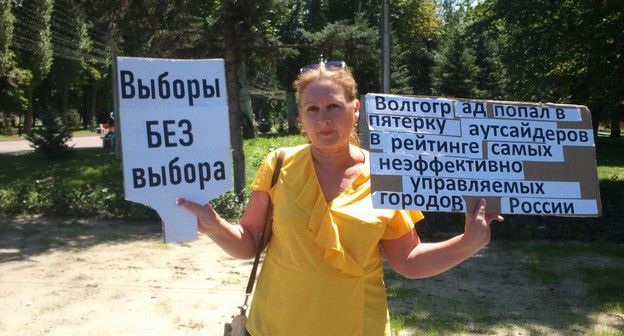 Ольга Карпухнова на одиночном пикете в Волгограде. Фото Татьяны Филимоновой для "Кавказского узла"