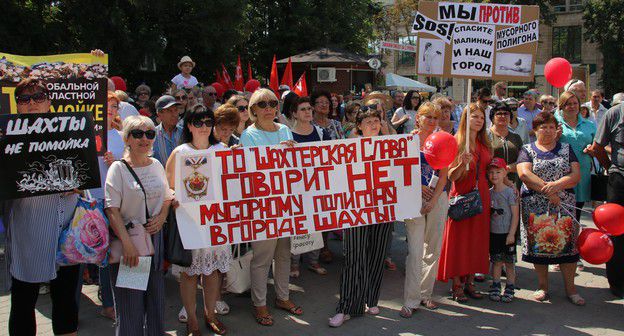 Участники митинга против мусорного полигона в Шахтах. 20 июля 2019 года. Фото Вячеслава Прудникова для "Кавказского узла"