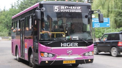 Автобус с сотрудниками полиции. Фото Тиграна Петросяна для "Кавказского узла". Автобус с сотрудниками полиции. Фото Тиграна Петросяна для "Кавказского узла".