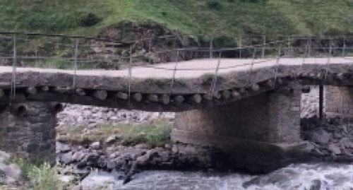 Поврежденный мост к селам в Чародинском районе. Фото: Пресс-служба ГУ МЧС по РД