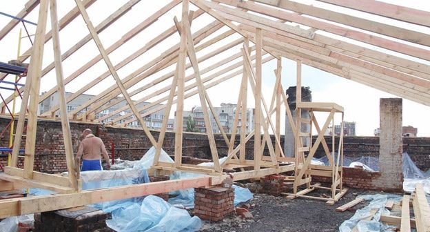 Кровля дома по улице Мира, пострадавшая от крупного пожара. Фото: Пресс-служба администрации и городской Думы Краснодара https://www.krd.ru