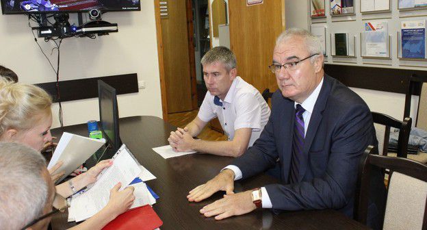 Пятый претендент на пост губернатора Ставрополья Николай Кряжев подает документы в избирком. 24 июля 2019 года. Фото пресс-службы краевого избиркома.