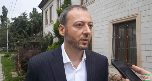 Магомед Хазбиев после освобождения из колонии. Скриншот с видео "МАГОМЕД ХАЗБИЕВ на СВОБОДЕ!" на канале "Руслан Албаков-Мяршхи" в Youtube https://www.youtube.com/watch?v=sY4FJCosIqw