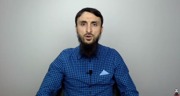 Блогер Тумсо Абдурахманов. Скриншот с видео Youtube-канала 
ABU-SADDAM SHISHANI
https://www.youtube.com/watch?v=6yZgZPSYIMo