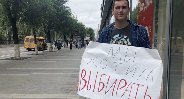 Роман Апарин проводит пикет. Волгоград, 27 июля 2019 года. Фото Татьяны Филимоновой для "Кавказского узла"