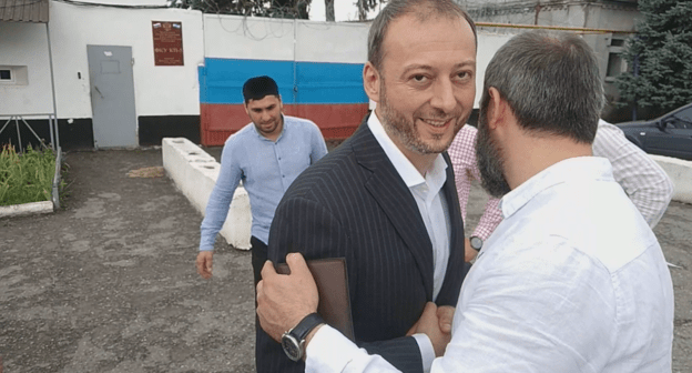 Магомед Хазбиев после выхода из колонии. Скриншот с видео "Кавказского узла" https://www.youtube.com/watch?v=5TE5lGAyafc&feature=youtu.be