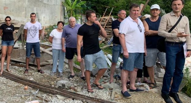 Жители "Соснового бора" на месте строительства. Фото Светланы Кравченко для "Кавказского узла".